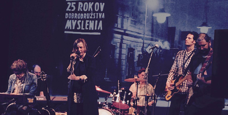 Mariána Varga spolu so Živými kvetmi hrajú pesničku Bratislava 2